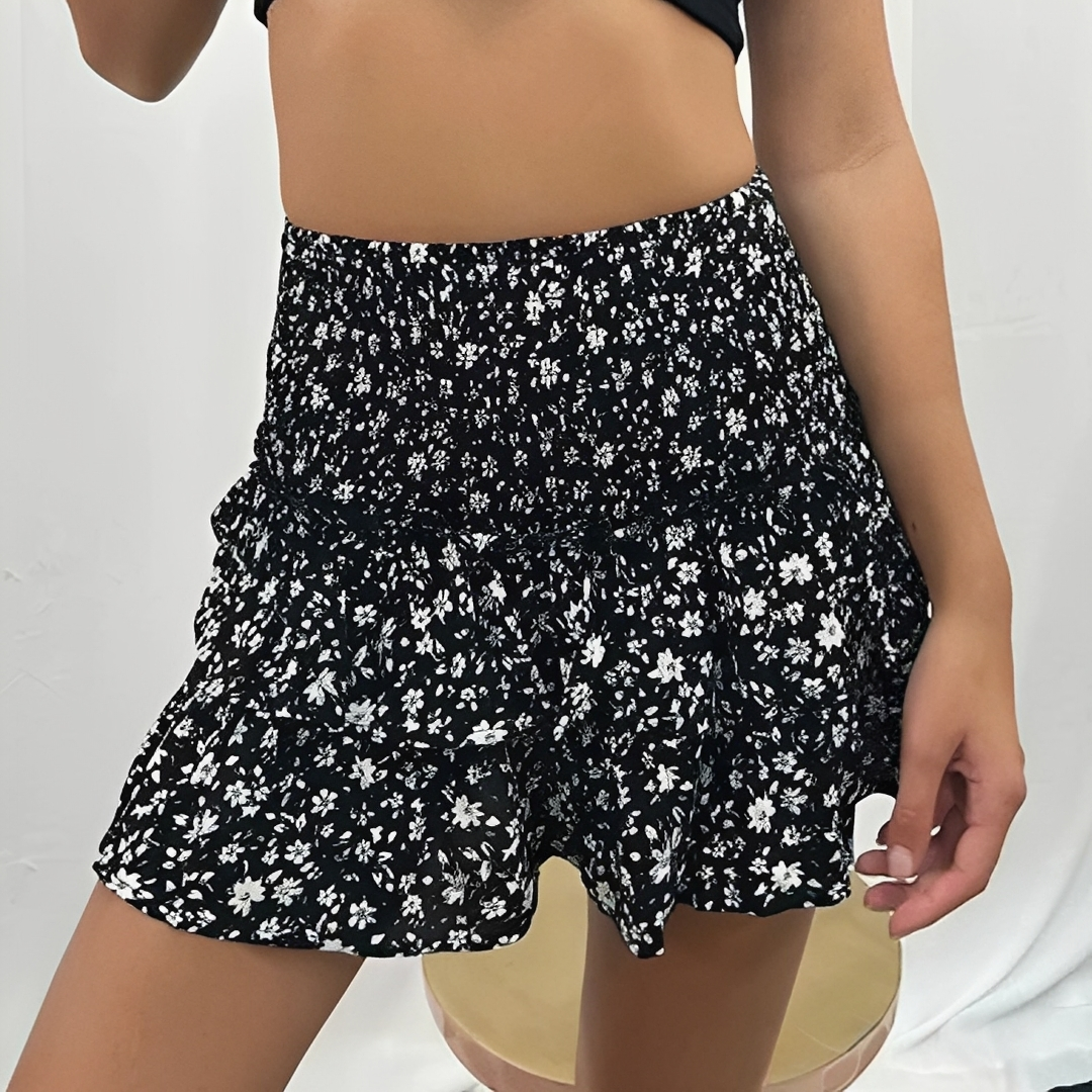 Stylish Women's Summer Skirt - Lightweight and Elegant Design for Warm Weather