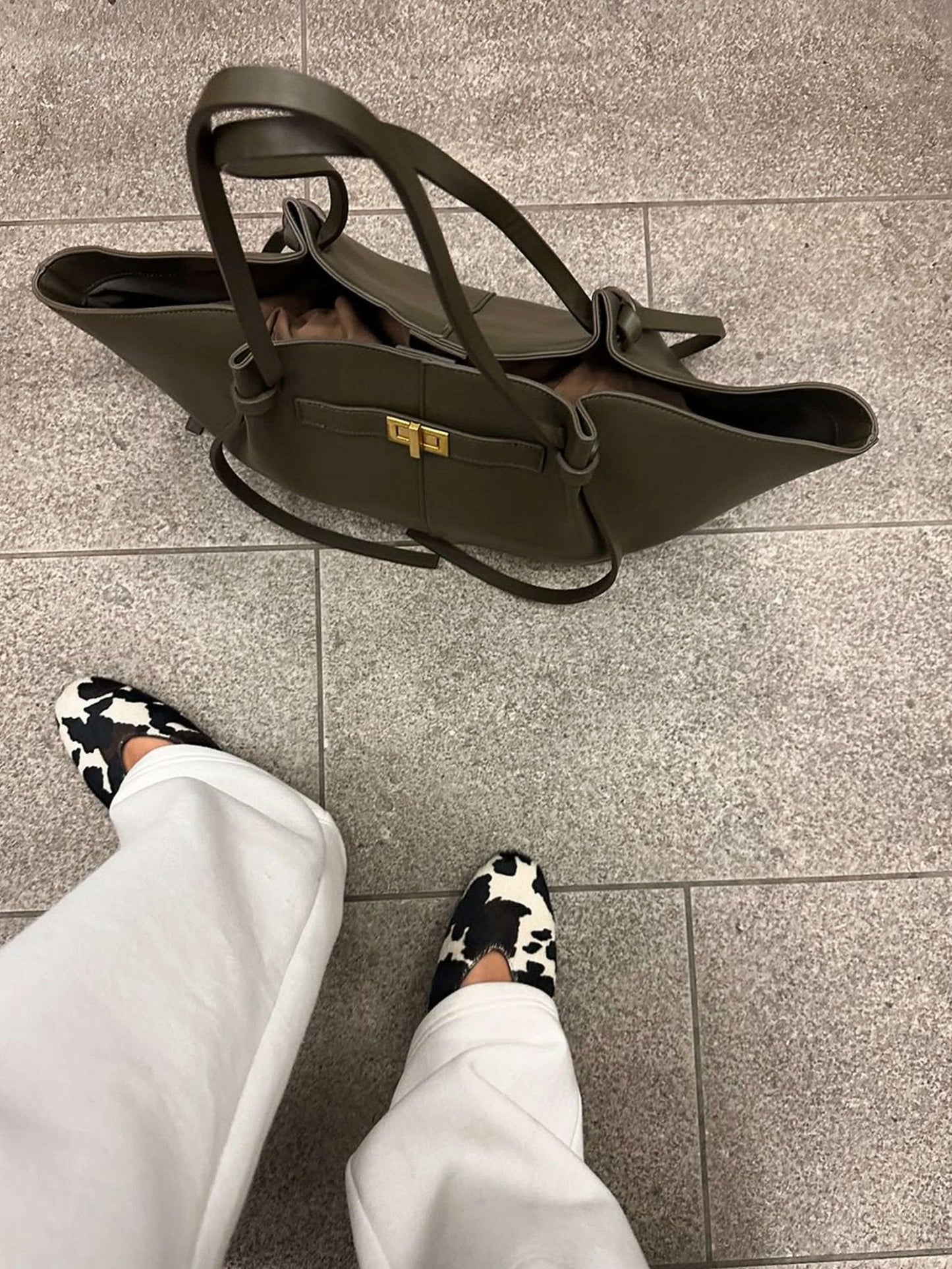 Chic Structured Tote Bag - Stylish and Spacious Everyday Shopper