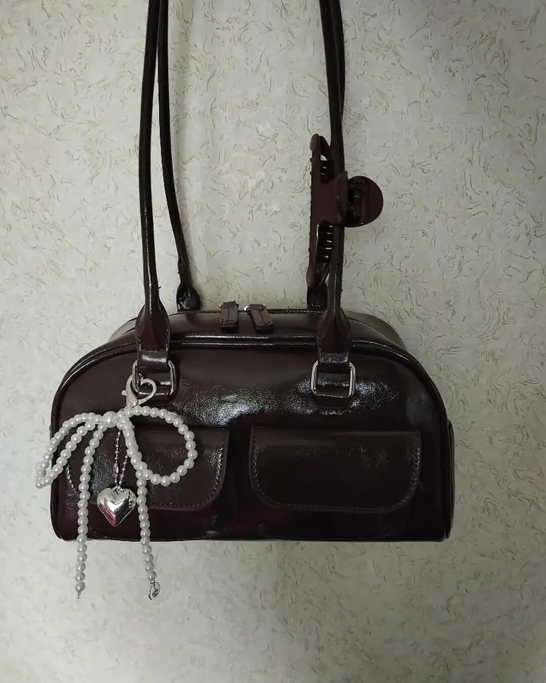 Stylish Structured Shoulder Bag with Front Pockets - Practical and Sleek Design for Everyday Use