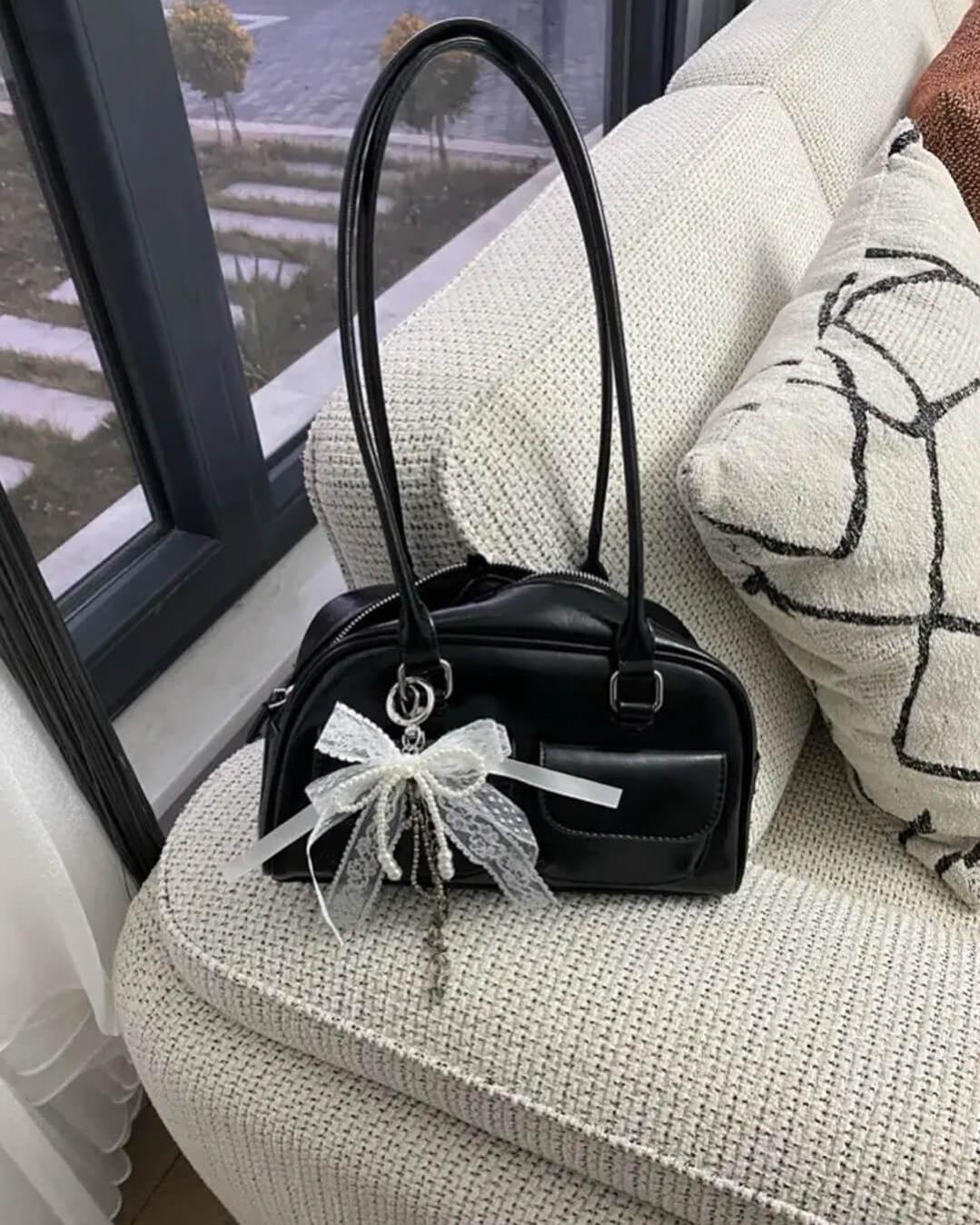 Stylish Structured Shoulder Bag with Front Pockets - Practical and Sleek Design for Everyday Use