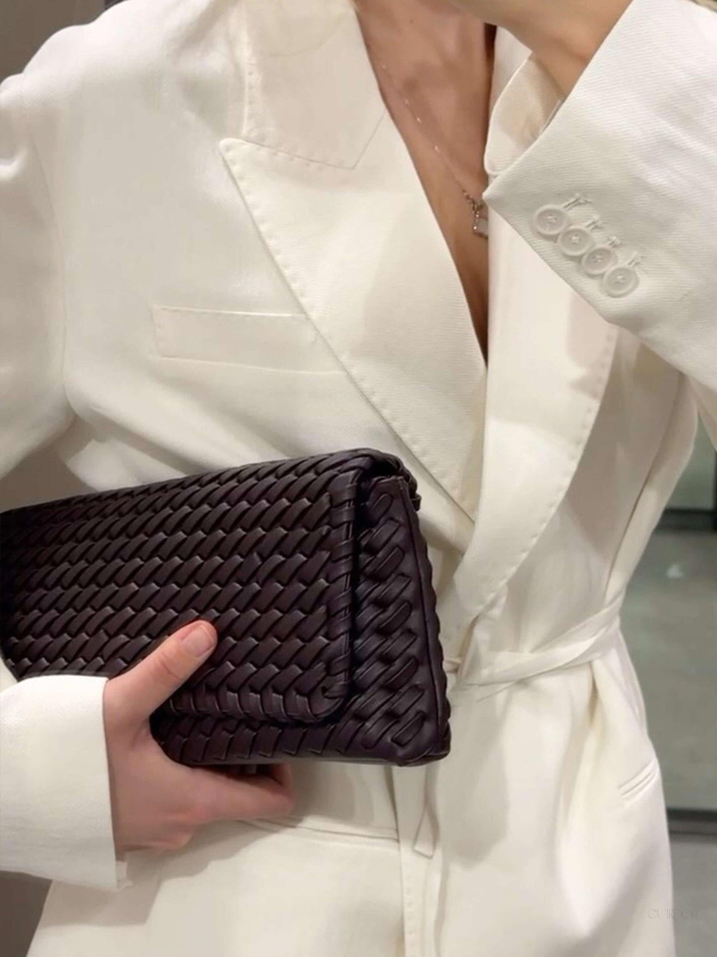 Stylish Woven Burgundy Shoulder Bag - Elegant and Chic Design for Everyday Use