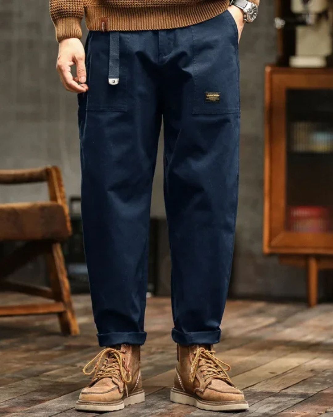 Men's Utility Fit Straight Leg Cargo Pants with Pleated Waist for Enhanced Comfort