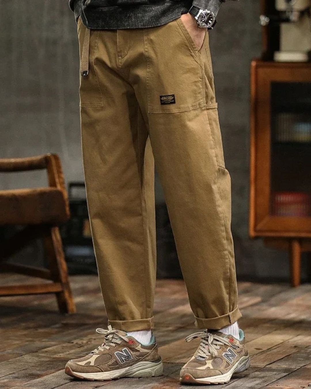 Men's Utility Fit Straight Leg Cargo Pants with Pleated Waist for Enhanced Comfort