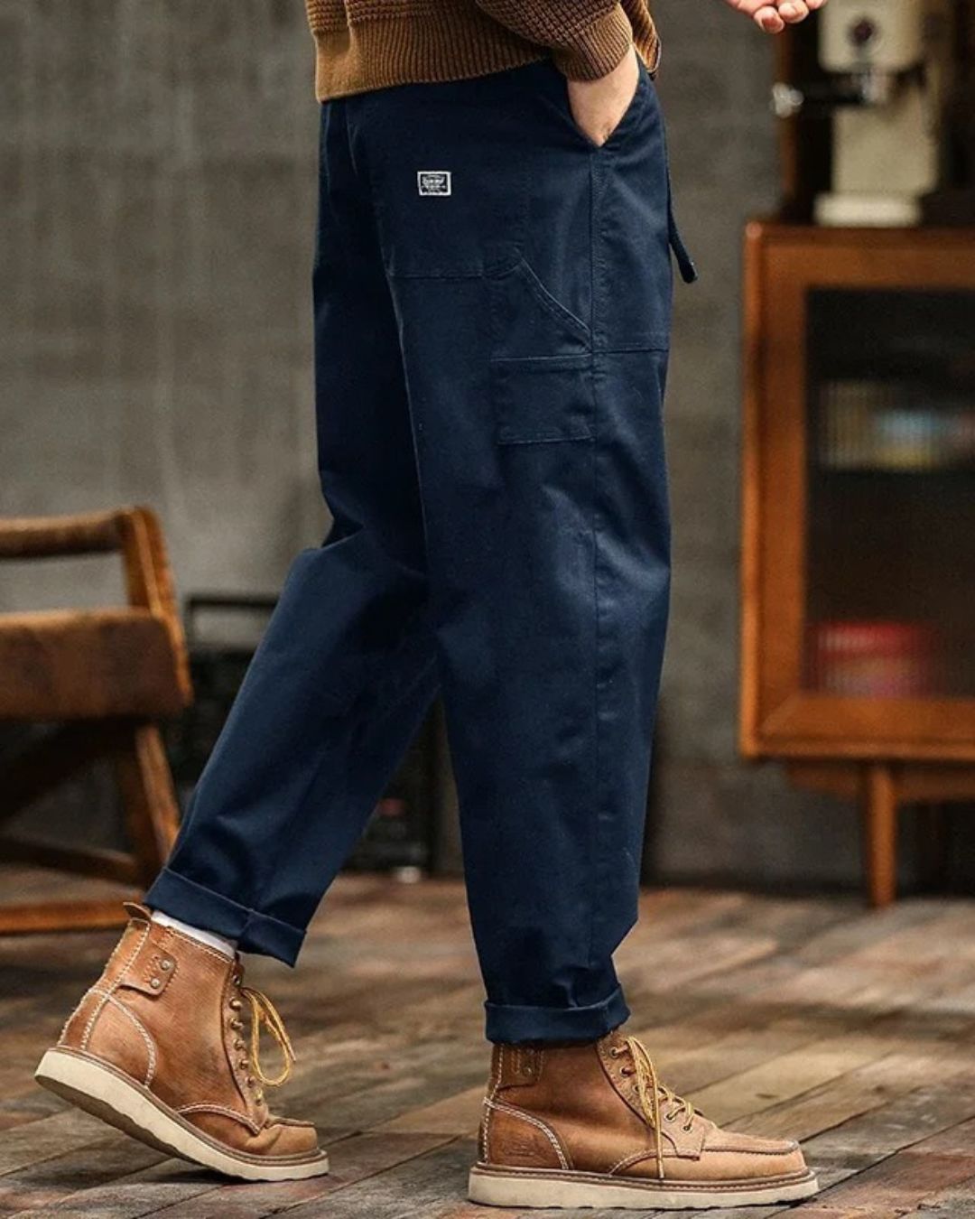 Men's Utility Fit Straight Leg Cargo Pants with Pleated Waist for Enhanced Comfort